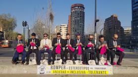 Son hombres y dedican su tiempo a tejer: ¿y qué?