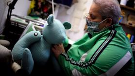 Ositos de tela para recordar a los fallecidos en la pandemia