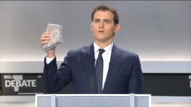"Esto no es un suvenir del Muro de Berlín" Albert Rivera saca un adoquín de Barcelona en el debate