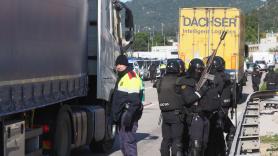 Un camionero detenido tras cargar contra los manifestantes en la N-2