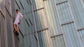 Un escalador británico trepa sin protección un rascacielos de Barcelona