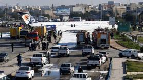 Un avión iraní se sale de la pista y aterriza en una carretera
