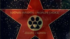 Un perro recibe un premio por ayudar a los niños a cruzar la calle en Georgia