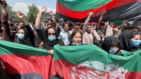 "Los talibanes se arrodillarán ante nosotras", crecen las protestas por la libertad en Kabul