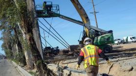 El viento derriba parte del muro "inquebrantable" de Trump en la frontera entre EEUU y México