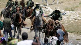 A caballo y con látigo: polémica por la forma de detener a migrantes en Estados Unidos