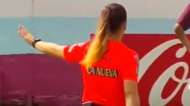 Una árbitra expulsa a un hincha que insultaba a las jugadoras