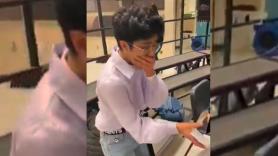 Los compañeros de un chico trans le sorprenden con el regalo más esperado por su 18 cumpleaños