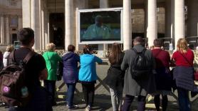 El papa oficia su oración dominical desde una pantalla por el coronavirus