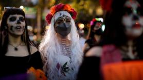 Catrinas marchan en Ciudad de México pidiendo el fin de la violencia machista