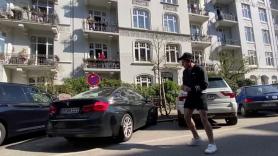 Un entrenador fitness ayuda a sus vecinos a hacer ejercicio desde sus balcones en Hamburgo