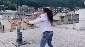 Dos jóvenes juegan al tenis desde sus azoteas