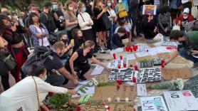 Decenas de personas celebran una vigilia en Barcelona en honor a George Floyd
