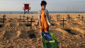 Tumbas en la playa como protesta contra Jair Bolsonaro