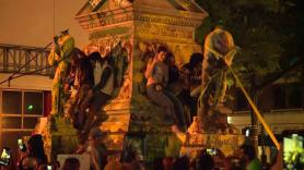 Un herido de gravedad al caerle encima la estatua que quería derribar