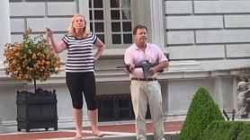 Una pareja de abogados se enfrenta a manifestantes con un fusil y una pistola