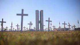 Mil cruces frente al Congreso brasileño recuerdan a Bolsonaro las víctimas del COVID-19