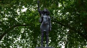Sustituyen la estatua de un esclavista por la de una manifestante contra el racismo en Bristol