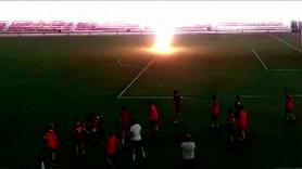 Un rayo impacta sobre un jugador de fútbol mientras entrenaba