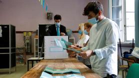 Italia dice "sí" a reducir en un tercio los parlamentarios, según los sondeos