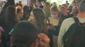 Una gran multitud ignora la hora de cierre del ocio nocturno en Londres y sigue la fiesta en la calle