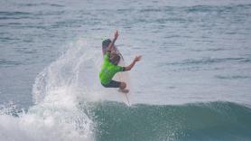 Un tiburón emerge detrás de un surfista en Australia