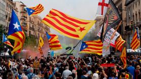 Cientos de personas protestan en Barcelona contra el rey
