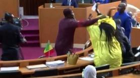 Momento tenso en el Parlamento de Senegal: bronca, empujones y sillas volando