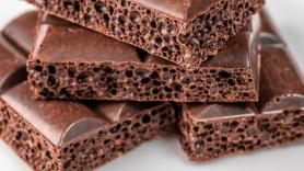 Encuentran una chocolatina de 1991 y todo el mundo alucina con su tamaño, tanto que incluso la marca se ha tenido que pronunciar: "Pesa 62 gramos, es casi tan grande como mi mano"