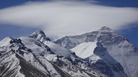 El Everest 30 años después: de la tragedia de 1996 a la montaña de los drones, las colas y TikTok
