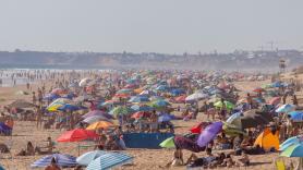 Prohibido el baño en cinco playas de Cádiz tras detectar bacterias fecales en el agua