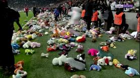 Lluvia de peluches en el partido del Besiktas para los niños afectados por los terremotos de Turquía