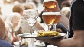 Condenan a madre e hija a pagar 270 euros por lanzar una estufa y un bote de aceitunas a los clientes del bar de debajo de su casa mientras estaban de 'tardeo'