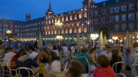 Ni el sol ni los precios: una finlandesa apunta que lo que de verdad engancha de España es que los españoles no "cotolean" y la calle sustituye al salón