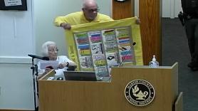 Una mujer centenaria protesta contra la prohibición de libros en Florida (EE.UU)