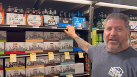 Larry, el estadounidense obsesionado con España, sorprende al hacerse una foto con este político y apoyarlo públicamente