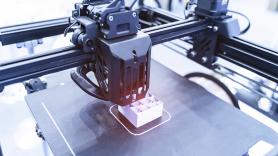 Un joven de 18 años factura seis cifras al año con una inversión de 200 euros sin salir de casa: "Tengo 130 impresoras trabajando solas"