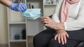 Cataluña decretará este martes el uso obligatorio de mascarilla en centro sanitarios por la gripe