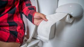 La psicología dice que los hombres que pasan muchas horas en el baño con el móvil no solo están evitando a la gente, sino que hay un secreto detrás de esa 'huida al baño'