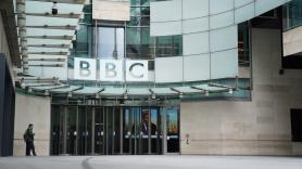 Dimite el director de la BBC por la edición de un documental sobre Trump