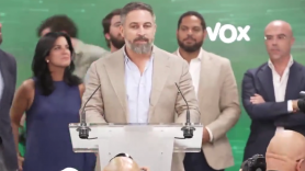 Un experto en comunicación no verbal define lo que dice esta imagen de Abascal en una palabra
