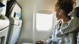 Cher, azafata de vuelo, cuando viaja en avión como pasajera: "Hago todo lo posible por mantener la persiana cerrada"