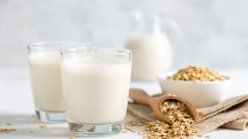 Ni sanas ni naturales: por qué tu "leche" de avena favorita es, en realidad, un ultraprocesado lleno de aceite y azúcar, según una nutricionista