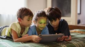 Los niños y adolescentes españoles pasan ya más de 3 horas frente a las pantallas, lo que equivale a cerca de dos meses al año
