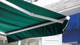 Adiós al toldo verde de toda la vida: por qué tu casa se calienta más con él y cuál es la alternativa que ahorra en aire acondicionado