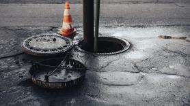 Construye un sistema ilegal de agua y alcantarillado y se monta un negocio exigiendo pagos a los vecinos: 100% ilegal