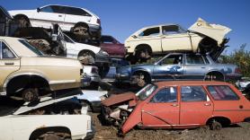 Hereda un desguace a los 18 años, recluta a su yerno y a sus 72 años hace oro con miles de toneladas de chatarra