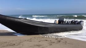 Una narcolancha embiste a una patrullera de Aduanas durante una persecución frente a la costa de Almería