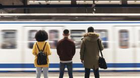 Un sociólogo de la Universidad de Valencia explica por qué la precariedad laboral está destruyendo algo que nunca viste pero que te hacía sentir seguro cada mañana en el metro o en la calle