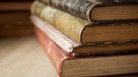 Reforman la chimenea de su casa y aparece un libro de la biblioteca prestado hace 150 años: la multa acumulada rondaría los 17.000 euros